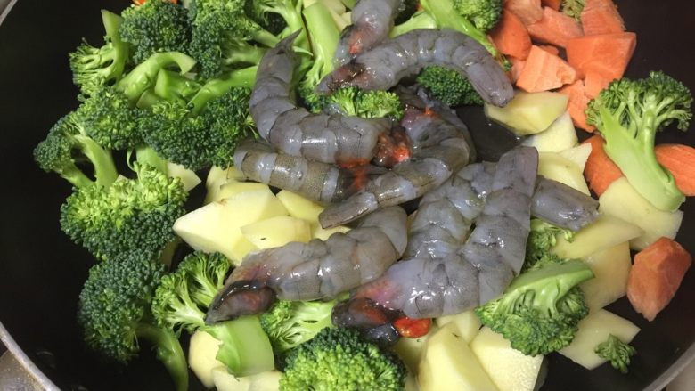 酱香咖喱饭 #乐享双节#,锅内加少许油,烧至7成热时放入所有材料,翻炒片刻。