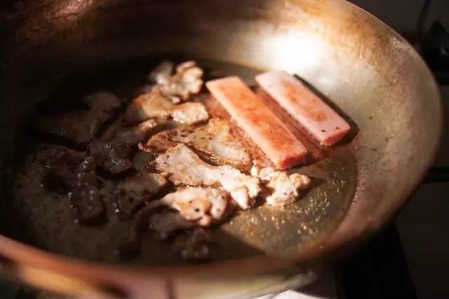 鸡蛋卷饼
,热锅冷油,放入腌好的里脊肉,小火五分钟煎熟,同时将火腿肠煎香。