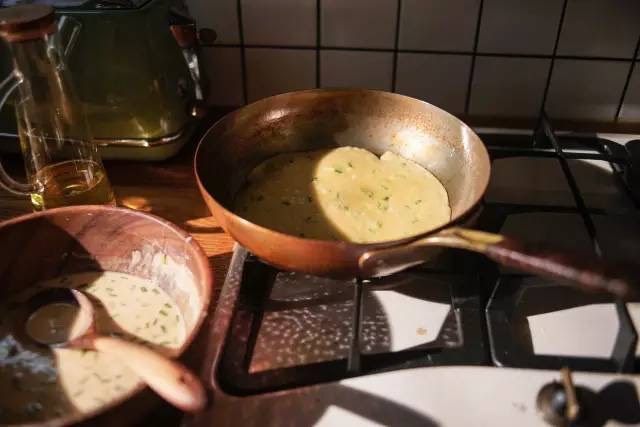 鸡蛋卷饼
,平底锅热油,倒入一层面糊,小火慢煎至蛋皮成型,呈金黄色