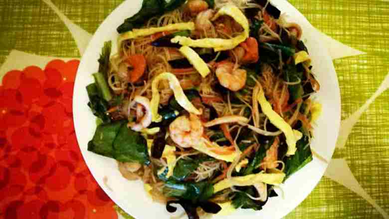 海鲜炒米粉,一款用料充足,色彩丰富的海鲜炒米粉就完成了绝对色,香,味俱佳,朋友们准备开餐了!
