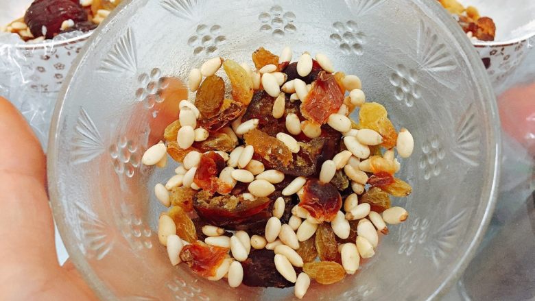 黑米八宝饭,在碗底抹上一层猪油,如果长期保存需要冻起来的话,在碗里铺一层保鲜膜~