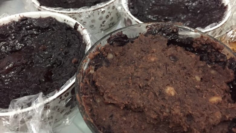 黑米八宝饭,放入炒好的红豆泥,碗留点余地。