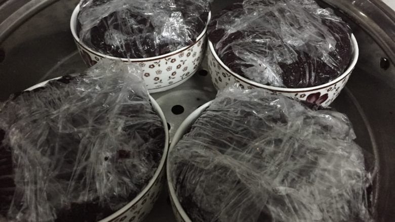 黑米八宝饭,保鲜膜盖好,放入蒸锅,蒸15min。蒸好后不开盖,继续焖半小时。就可以啦~