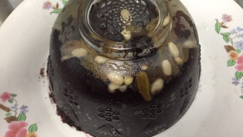 黑米八宝饭,蒸好的八宝饭倒扣在盘子里~