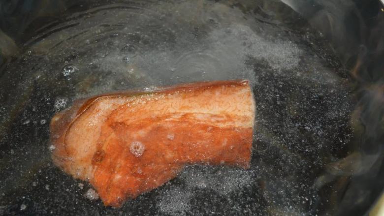 正宗四川川菜,<a style='color:red;display:inline-block;' href='/shicai/ 436'>腊肉</a>热水洗干净，放锅中沸水煮五分钟左右