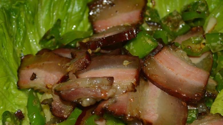 正宗四川川菜,热锅中到少许油，放入腊肉，<a style='color:red;display:inline-block;' href='/shicai/ 62'>辣椒</a>一起翻炒，加入一点点盐，<a style='color:red;display:inline-block;' href='/shicai/ 121'>生菜</a>片放盘子底部，起锅装盘