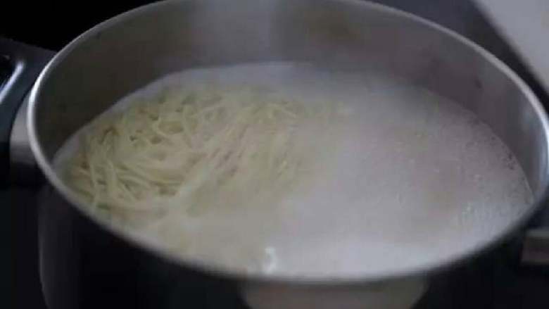 重庆小面,煮面和<a style='color:red;display:inline-block;' href='/shicai/ 3517'>青菜</a>,记住面要煮的软硬适中哦~