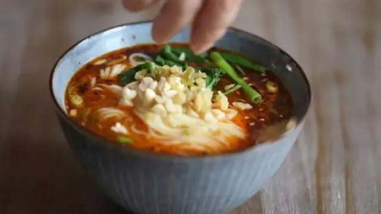 重庆小面,放入有酱料的小碗中,再撒上花生碎~