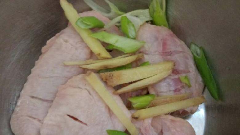 烤鸡翅,鸡<a style='color:red;display:inline-block;' href='/shicai/ 6843'>翅中</a>两边都划几刀，然后放入小盆里，放入<a style='color:red;display:inline-block;' href='/shicai/ 3250'>葱</a><a style='color:red;display:inline-block;' href='/shicai/ 37'>姜</a>