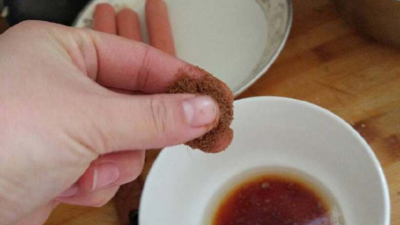 烤鸡翅,倒入前面三种，再加入两捏<a style='color:red;display:inline-block;' href='/shicai/ 882'>红糖</a>，少许盐