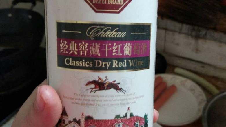 烤鸡翅,倒入少量<a style='color:red;display:inline-block;' href='/shicai/ 13418'>红酒</a>