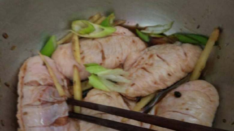 烤鸡翅,调好了倒入葱姜的小盆里腌制十几分钟至半小时。腌制时间越久味道越容易进哦