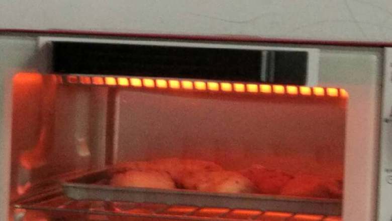 烤鸡翅,我腌制了二十多分钟，然后放入烤箱开火烤喽