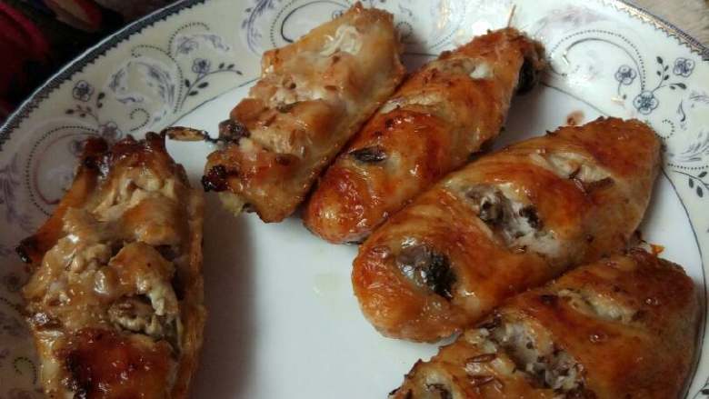 烤鸡翅,先用小火，150°度左右烤下，再用大约230°度烤半小时。香喷喷的翅中出锅啦