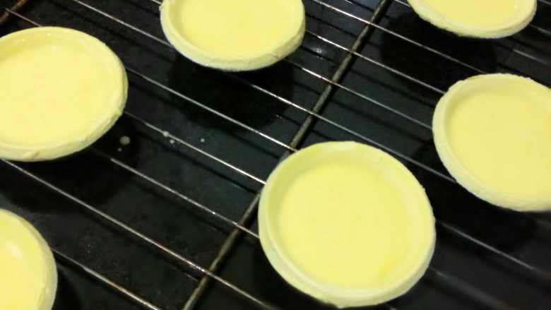 多多的奶香蛋挞,蛋挞分装入挞皮
