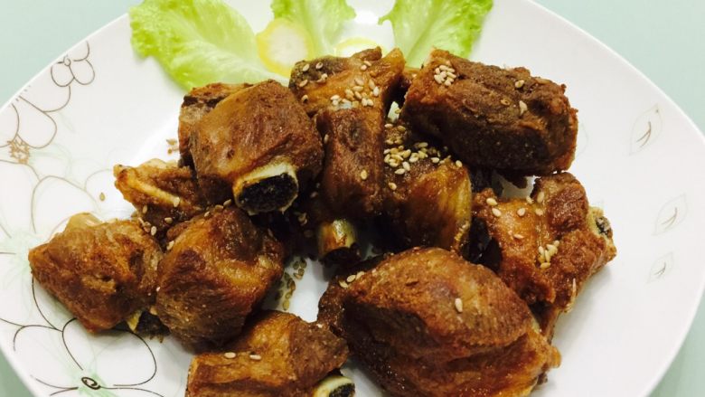 香酥排骨,锅里留少许油,把干辣椒爆炒,在把排骨倒入,加少许盐。出锅前撒<a style='color:red;display:inline-block;' href='/shicai/ 141765'>熟芝麻</a>摆盘。