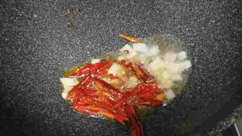 芹菜干丝,一点花椒入锅   <a style='color:red;display:inline-block;' href='/shicai/ 3250'>葱</a>  两块蒜瓣   <a style='color:red;display:inline-block;' href='/shicai/ 86464'>干红辣椒</a>煸香