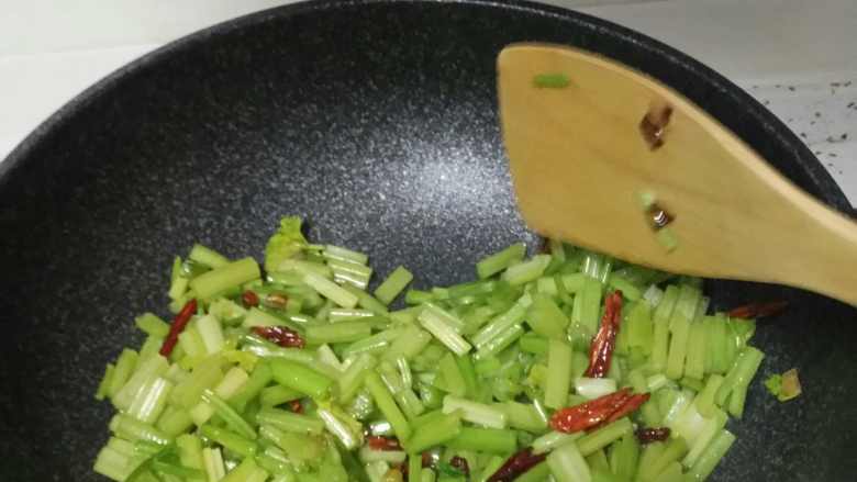芹菜干丝,芹菜入锅  少许盐