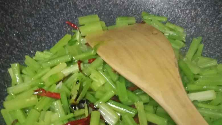 芹菜干丝,加点老抽  翻炒