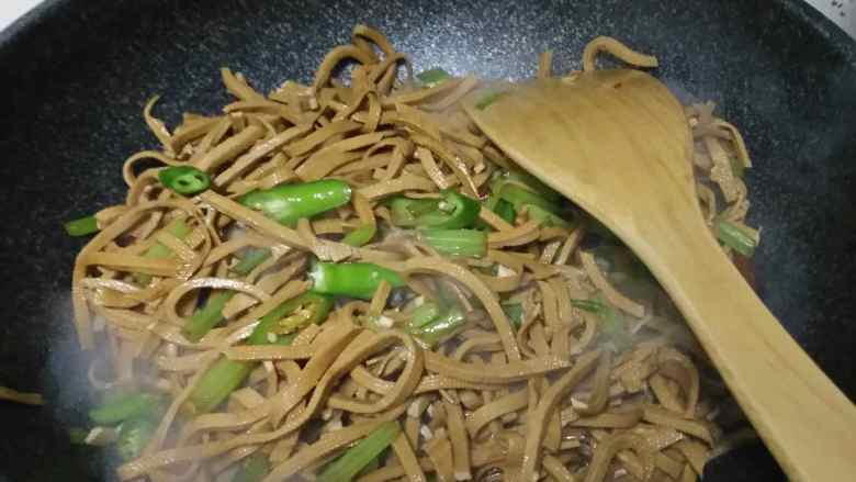 芹菜干丝,倒入干丝   青椒  因为干丝本身味咸  所以在干丝入锅之前把芹菜入味   干丝入锅炒下就可以出锅