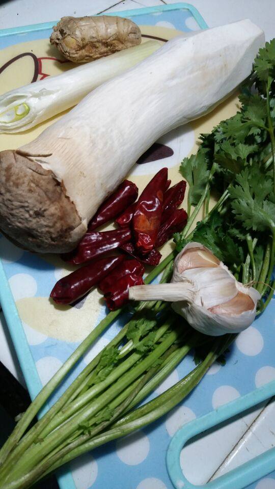 辣炒杏鲍菇,首先准备好这道菜所需要的食材