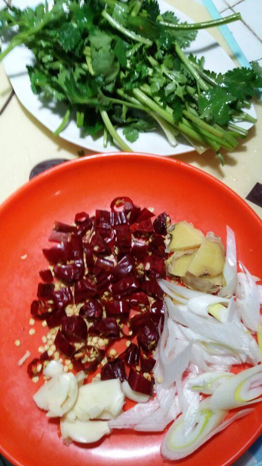 辣炒杏鲍菇,辣椒切碎，<a style='color:red;display:inline-block;' href='/shicai/ 131'>香菜</a>切段，葱姜蒜如图所示。