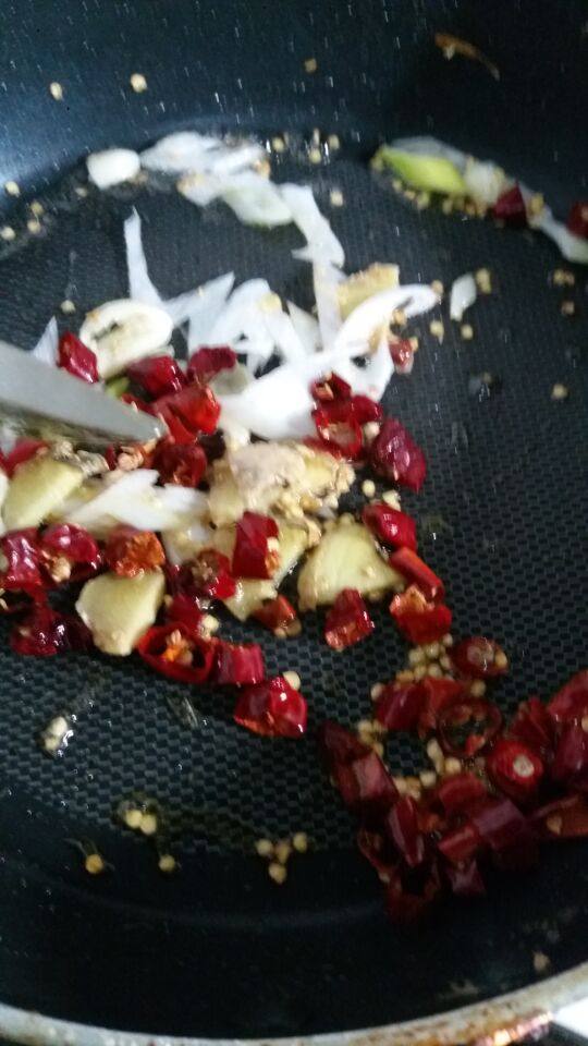 辣炒杏鲍菇,大火爆香配料