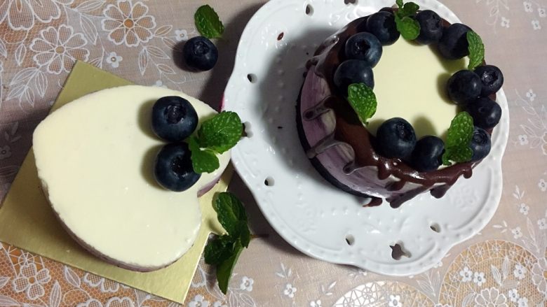 蓝莓慕斯#乐享双节#,另一个心形的也可以简单装饰下,已经很美喽