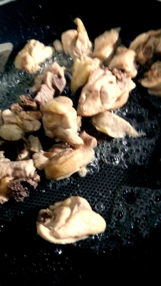 糖醋鸡块,锅内烧油先把煮好的鸡块用油煸一下（去腥味）