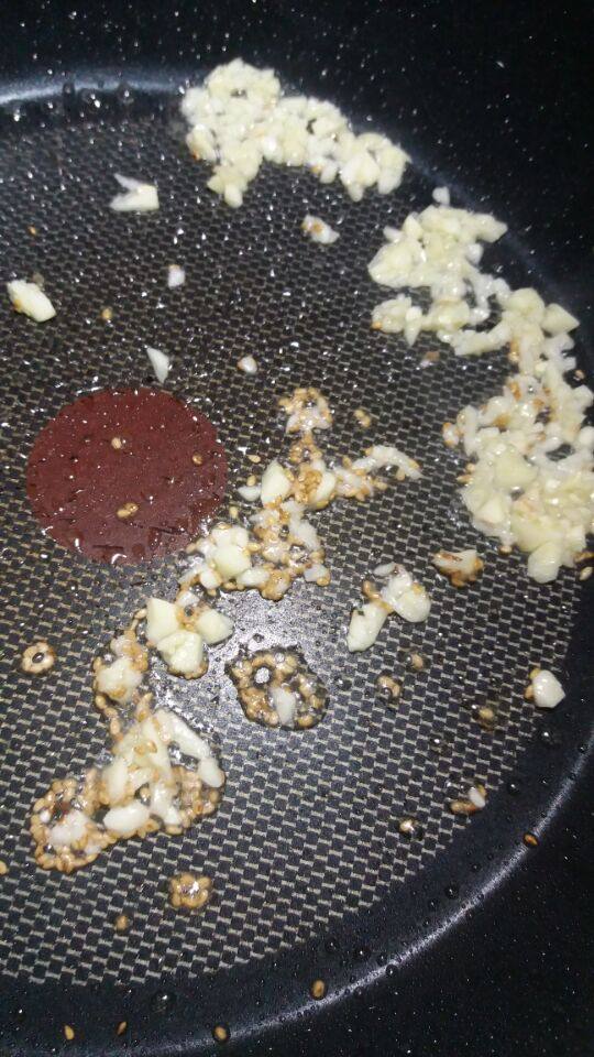 糖醋鸡块,大火爆香蒜末，白芝麻