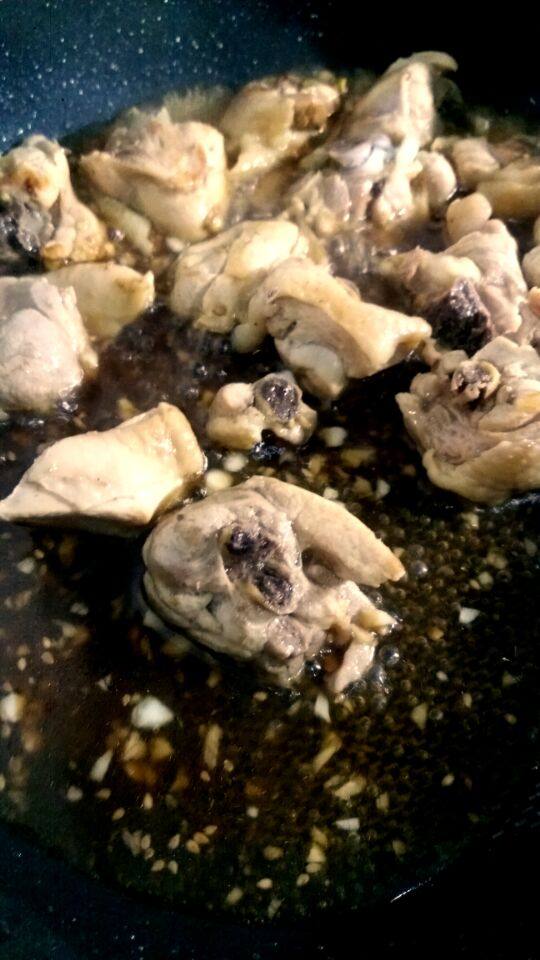 糖醋鸡块,加入适量生抽，白醋，<a style='color:red;display:inline-block;' href='/shicai/ 3729'>白糖</a>，少量盐，味精再加入少量的水，熬开后放入鸡块微煮片刻（入味）