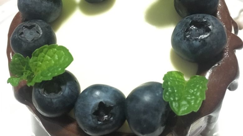 蓝莓慕斯#乐享双节#,蓝莓的摆放花蒂向上,觉得会漂亮点,当然了偶尔一个可以向下摆放