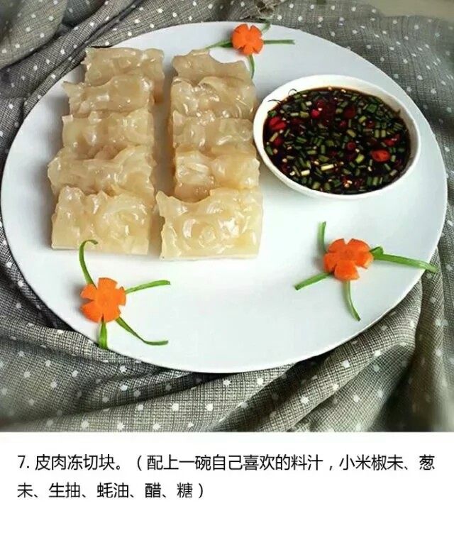 猪片冻,肉皮冻切块，沾酱吃