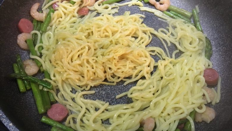 「吃货久久」芦笋虾仁炒面 好吃飞起,面煮好后沥干倒入锅内 同时加入香肠(我喜欢用台湾香肠或者广式香肠,甜甜的很好吃)