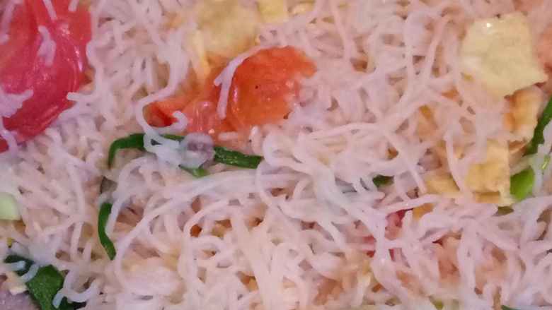 炒米粉,把所有的东西放进锅里炒，搅拌均匀。