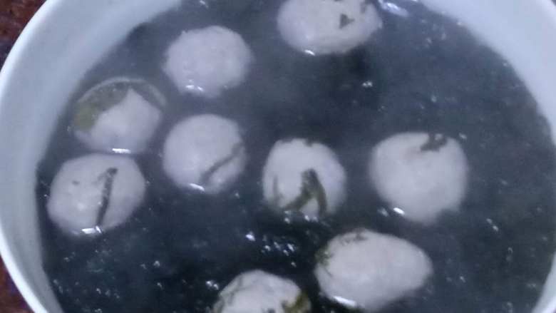 炒米粉,先放<a style='color:red;display:inline-block;' href='/shicai/ 37792'>羊肉丸</a>，后放<a style='color:red;display:inline-block;' href='/shicai/ 273'>紫菜</a>煮成汤。