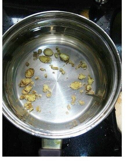 女孩子喝的当归鸡蛋红糖水,把切好的当归片放入锅中,加入适量清水,大火煮开后转中小火煮10分钟