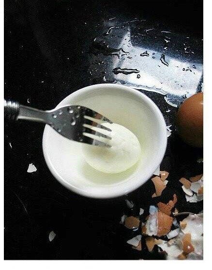 女孩子喝的当归鸡蛋红糖水,取出用冷水浸泡一下,剥去鸡蛋壳,用叉子在蛋白的表面扎一下