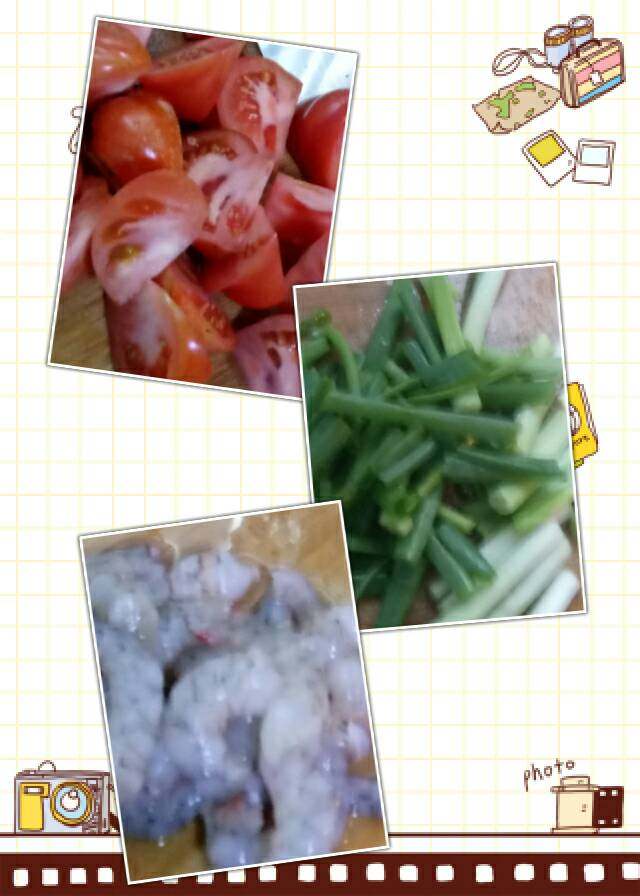 炒米粉,切好<a style='color:red;display:inline-block;' href='/shicai/ 3551'>西红柿</a>，<a style='color:red;display:inline-block;' href='/shicai/ 3250'>葱</a>切成段，剥好虾。