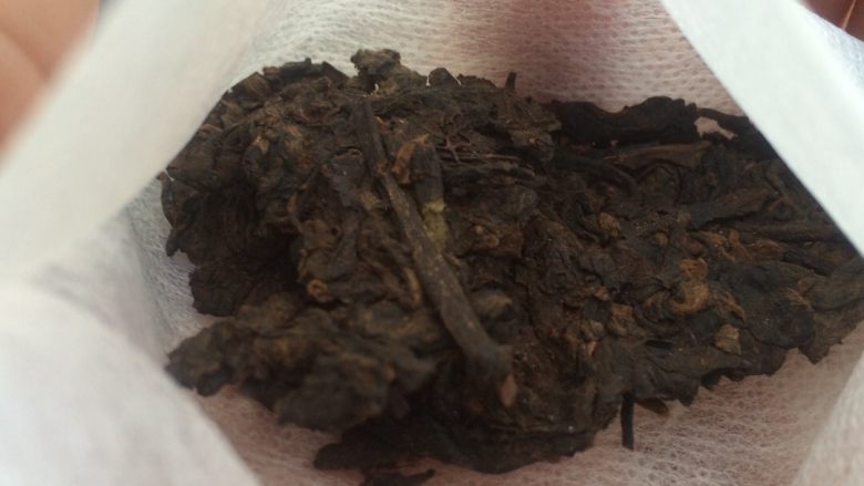茶香排骨,普洱取五克放入无纺布小包,备用。(我今天的排骨较少,只有一斤,所以放了五克!如果两三斤排骨的量放8~10克左右就好!也不要太多,否则汤色会很深。)