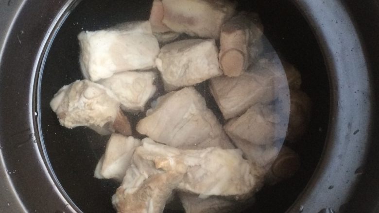 茶香排骨,坐一锅热水,水开后放入洗净的排骨煮10分钟左右,取出排骨放入砂锅,加入冷水至没过排骨2厘米左右即可,水量不要太多,否则味道寡淡……