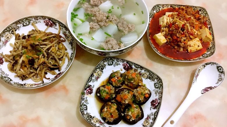 酿蘑菇,出锅后盘里中的汁倒回锅中,勾上一层薄芡 在放点 小葱 然后在将 汤汁 淋在蘑菇上 这道菜就完成了