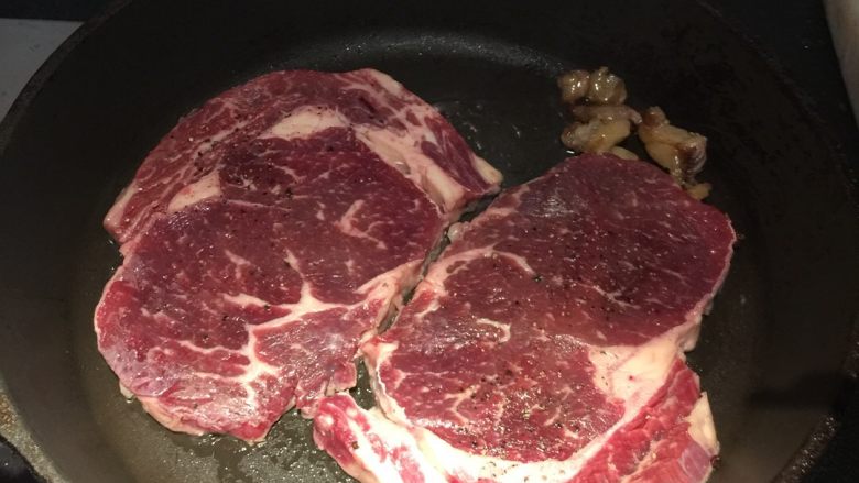 简易牛排,锅热冒烟后放入牛排,3分钟后翻面。