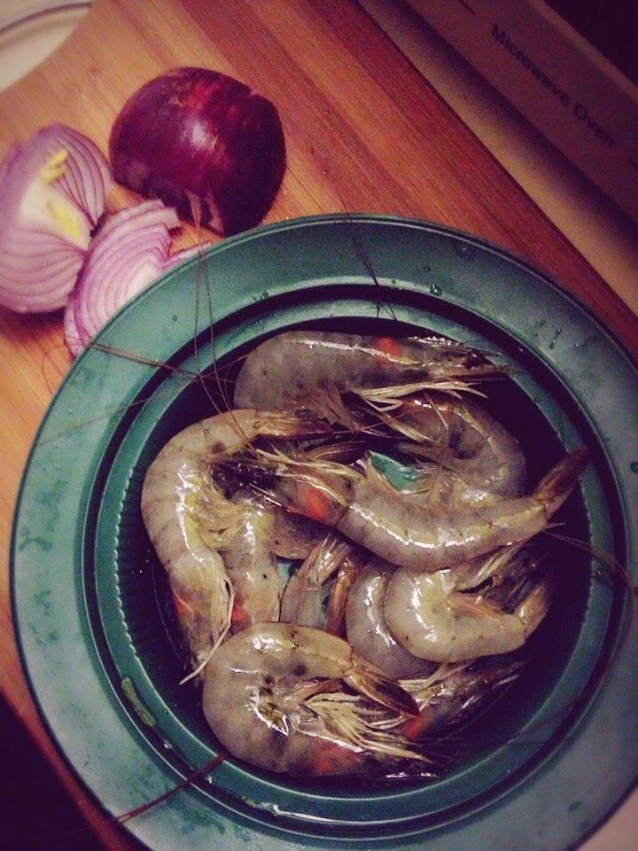 锡纸烤虾,<a style='color:red;display:inline-block;' href='/shicai/ 29'>洋葱</a>切丝、切块备用,虾抽掉筋