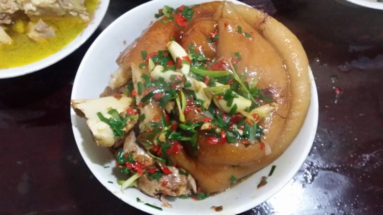 猪肘子,调味炒汁水:锅内放油,炒辣椒,加水,放姜米,香油等,淋上即可,撒上葱花即可。