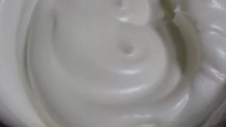 香橙卷,蛋清打至出大泡时加入第一次糖
细腻时加第二次糖
有纹路时加最后一次,打至出直立尖角