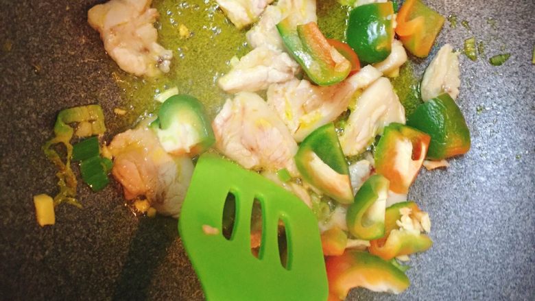 ༆五花肉炒辣椒🌶,五花肉炒熟后加入蔬菜椒