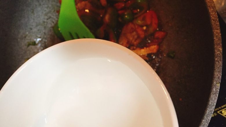 ༆五花肉炒辣椒🌶,<a style='color:red;display:inline-block;' href='/shicai/ 156925'>水</a>小半碗