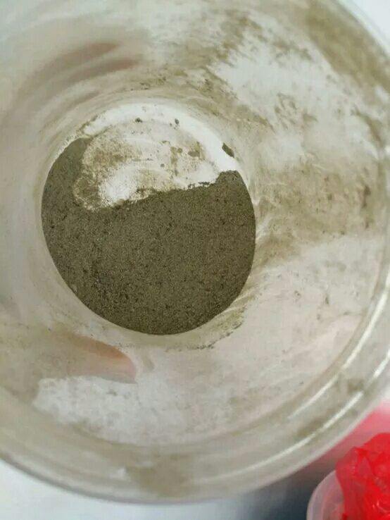 宠物海藻粉,将烘干后的海带和紫菜,微量元素片一起放入研磨机研磨即可。