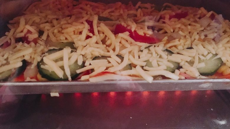 培根披萨,当然是先发面喽！想必大家都会吧，用鸡蛋和牛奶发面效果更佳